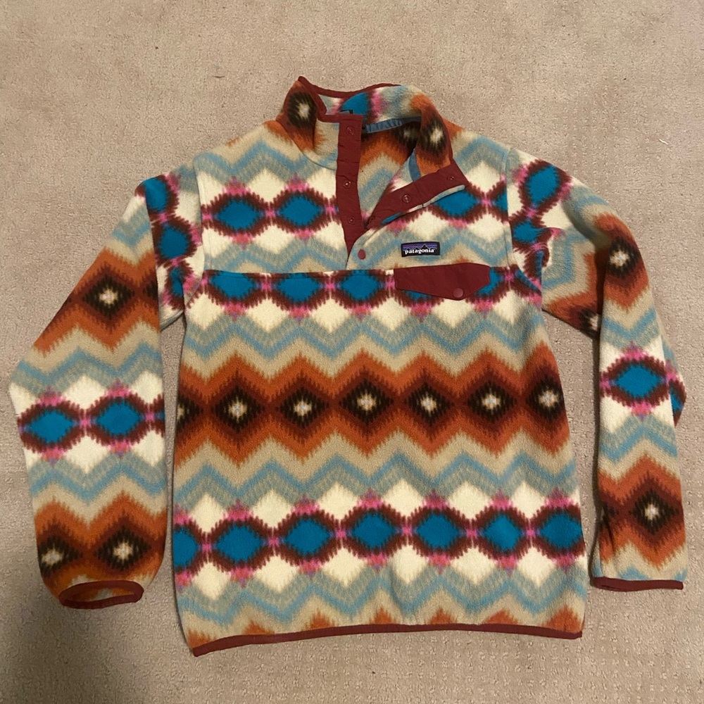 Women’s Patagonia Synchilla Snap-T pullover in beautiful Aztec print!